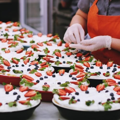 Proteja-se e proteja os alimentos com luvas de vinil de qualidade